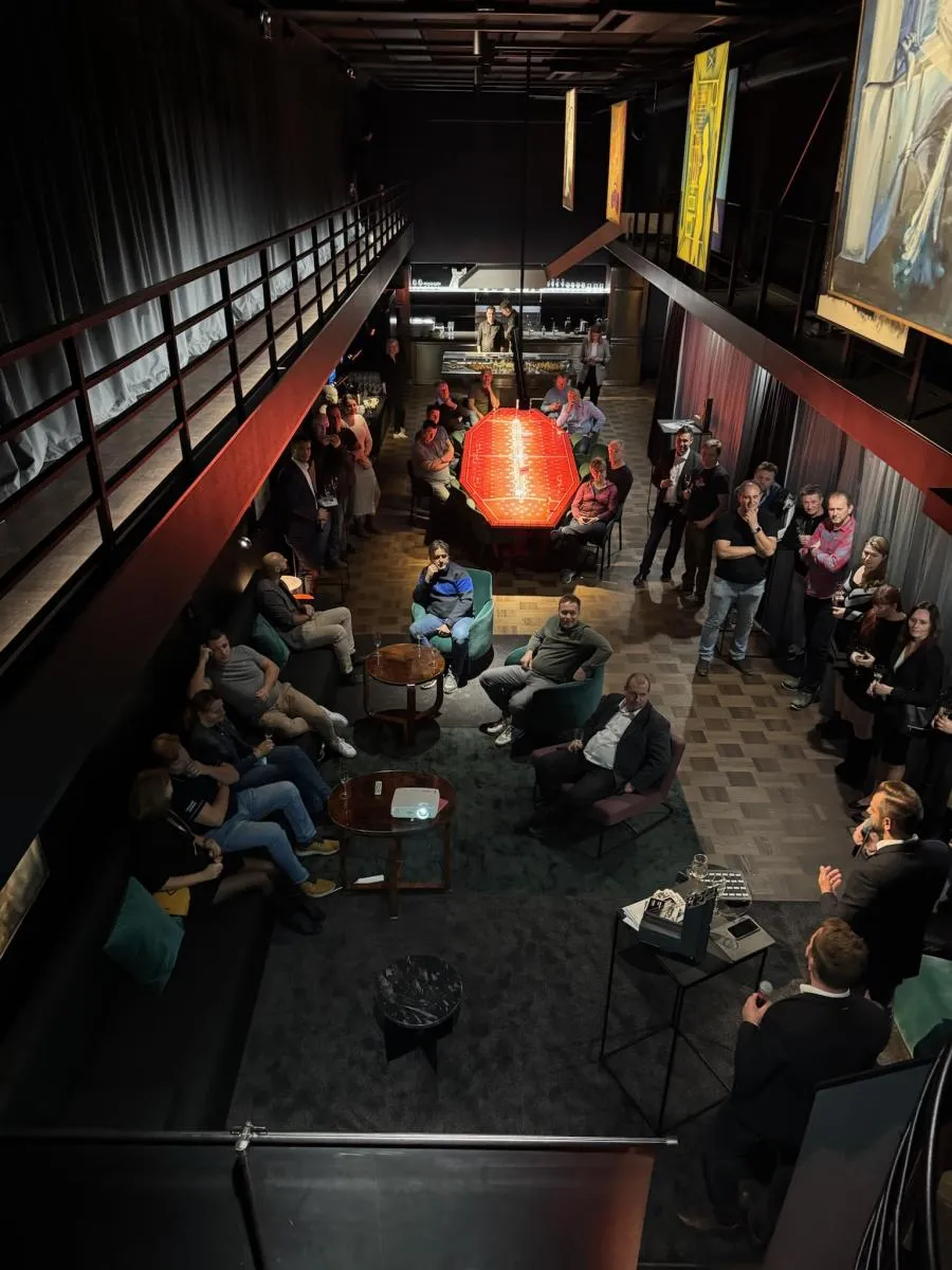 Účastníci partnerského setkání během večerního programu v Telegraphu Olomouc.