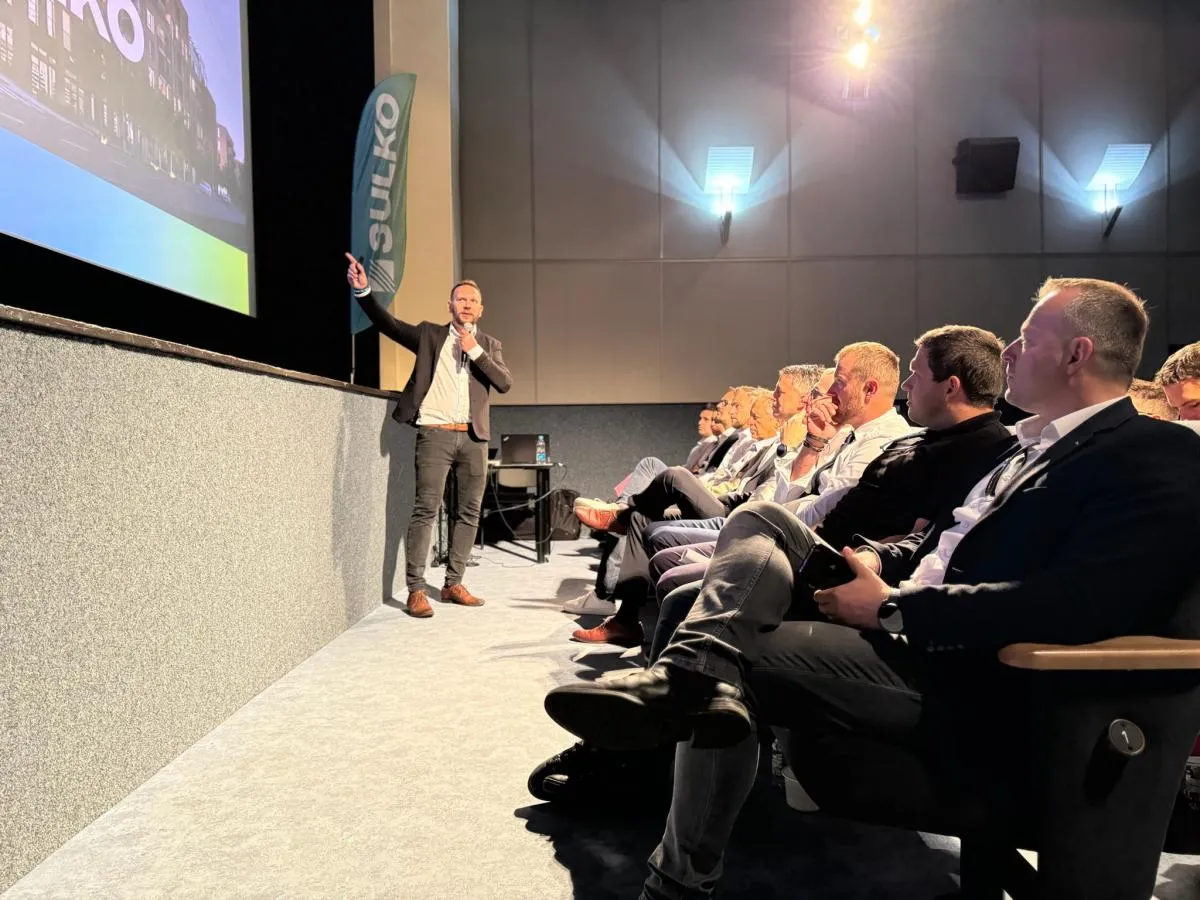 Členové obchodního týmu SULKO v aktivní debatě o projektech v prostředí kinosálu.