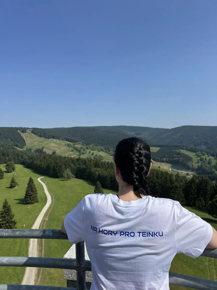 Účastník porady SULKO s výhledem na horskou krajinu během přestávky.