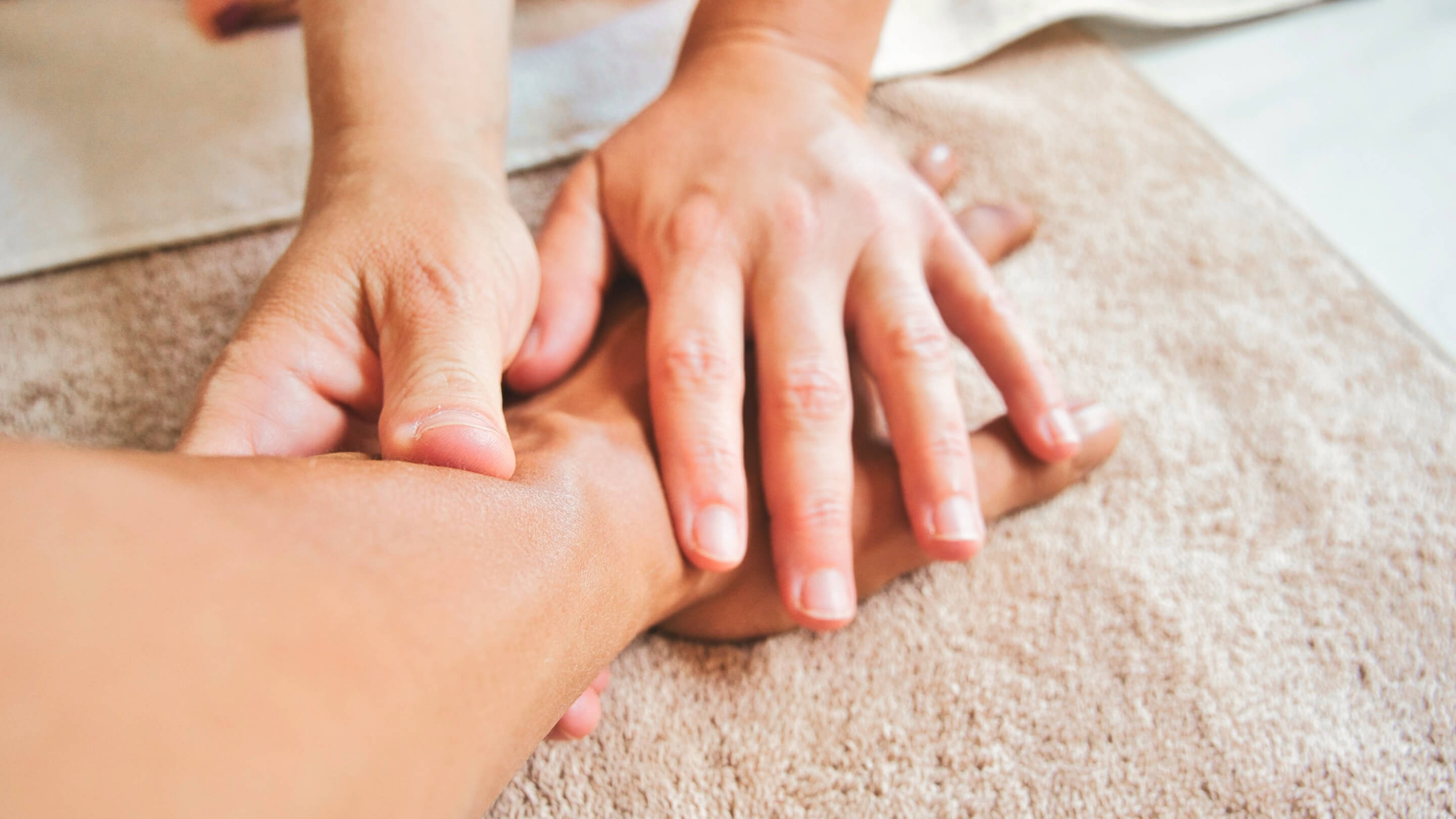 Hand massage benefits and how to do them yourself
