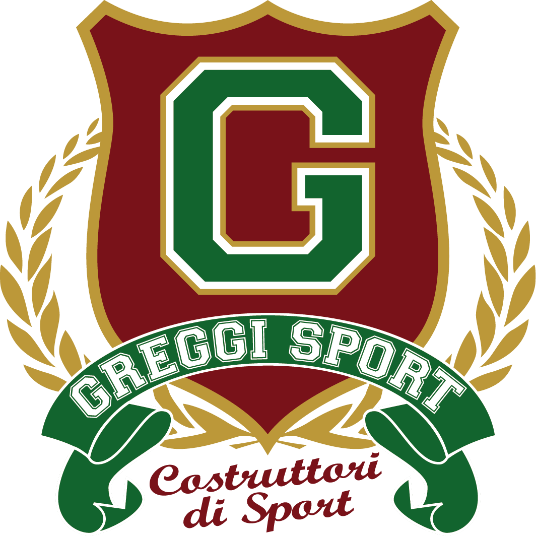 Scudo bordeaux con una grande lettera G verde contornata di bianco e oro, fregio di alloro dorato sullo sfondo, nastro verde con la scritta Greggi Sport e sotto la frase Costruttori di Sport in rosso.
