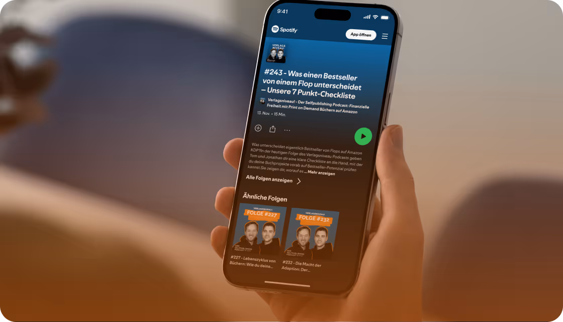 Hand hält Smartphone mit geöffneter Spotify-Podcastseite des Verlagsniveau Podcasts zur Unterscheidung von Bestsellern und Flops.