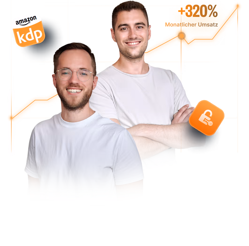 Zwei lächelnde Männer in weißen T-Shirts vor einer Grafik mit Amazon KDP Logo und einem Pfeil, der +320 % monatlichen Umsatz anzeigt.