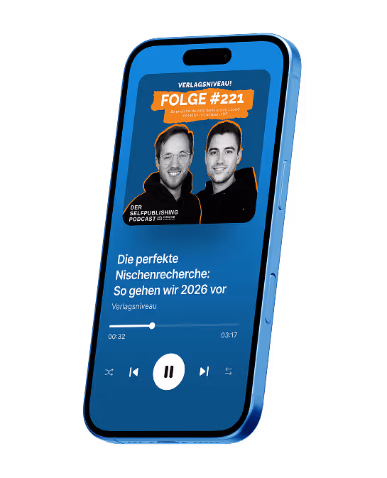 Smartphone zeigt Podcast mit zwei Männern und Titel 'Die perfekte Nischenrecherche: So gehen wir 2026 vor' auf blauem Hintergrund.
