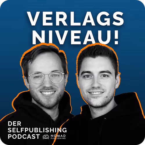 Zwei Männer mit dunkler Kleidung und freundlichen Gesichtsausdrücken vor blauem Hintergrund mit dem Text ‚VERLAGSNIVEAU! Der Selfpublishing Podcast‘.
