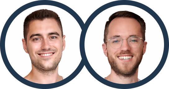 Zwei lächelnde Männer, einer mit kurzem dunklem Haar und der andere mit Brille und Bart, vor weißem Hintergrund in kreisförmigen Rahmen.