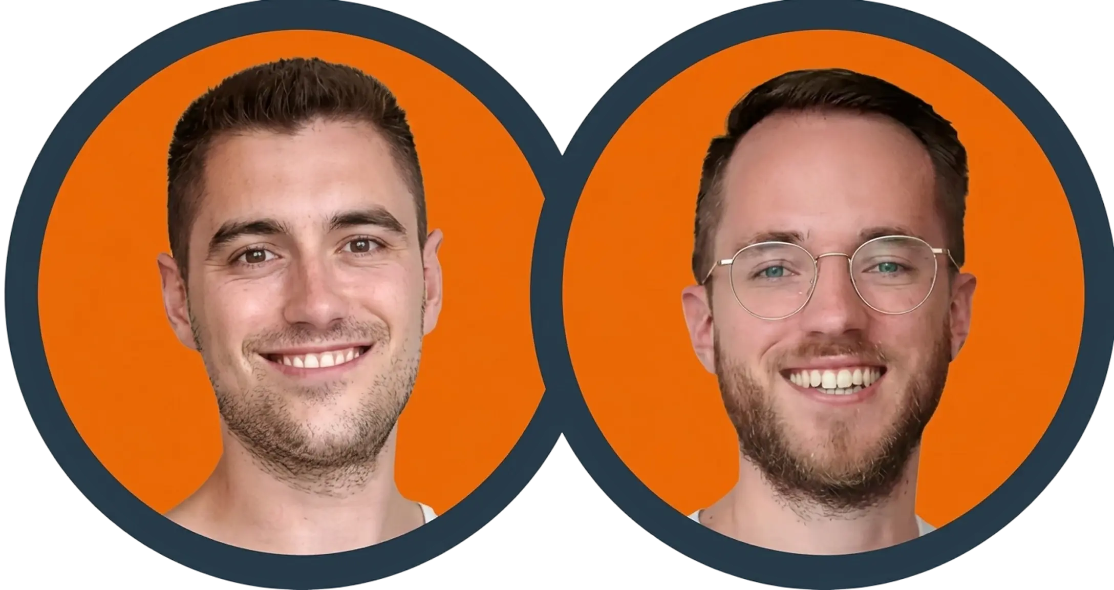 Porträts von zwei lächelnden Männern vor orangefarbenem Hintergrund, der linke mit kurzen dunklen Haaren, der rechte mit Brille und Bart.