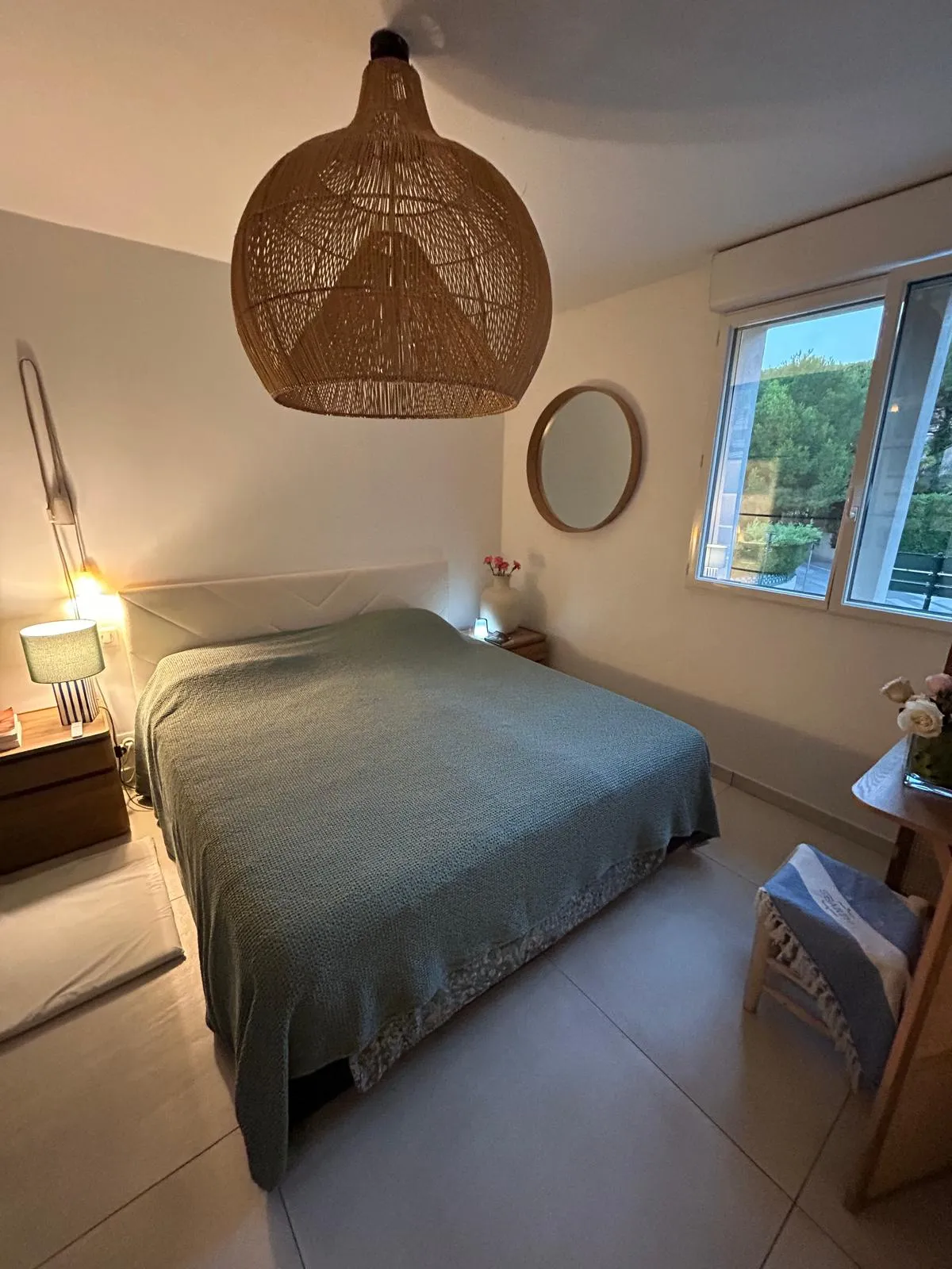 Chambre n°2 de l'appartement de 14.5 m² avec placard.