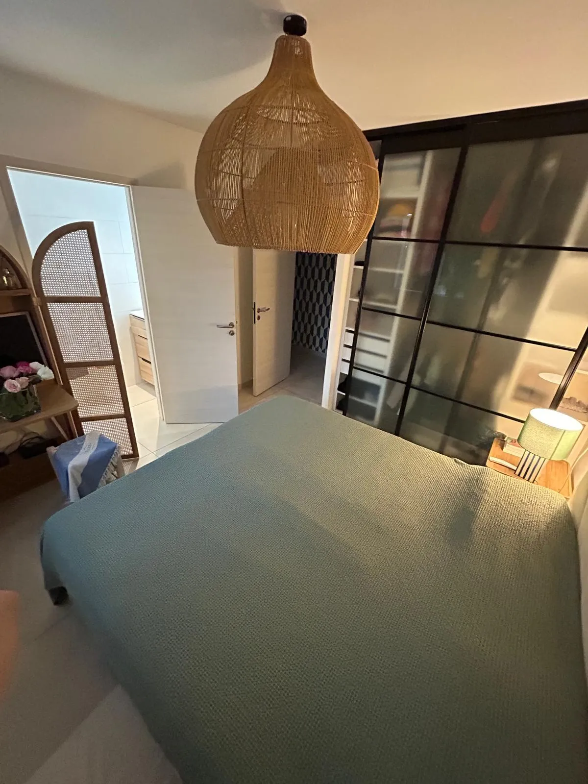 Chambre n°2 de l'appartement de 14.5 m² avec placard.