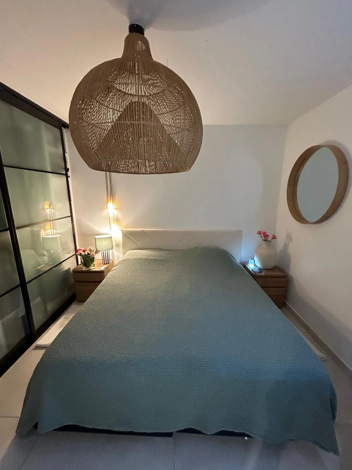 Chambre n°2 de l'appartement de 14.5 m² avec placard.