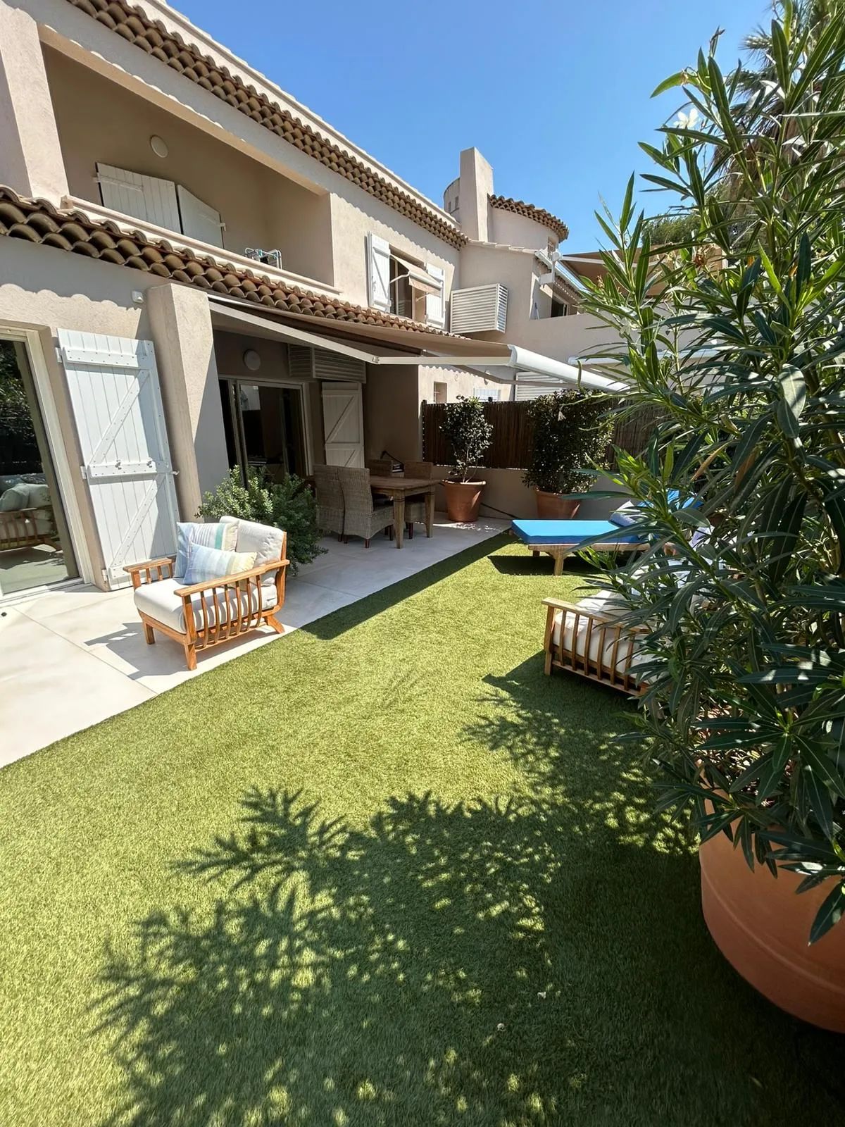 Jardin de 90 m² avec accès direct sur la piscine.