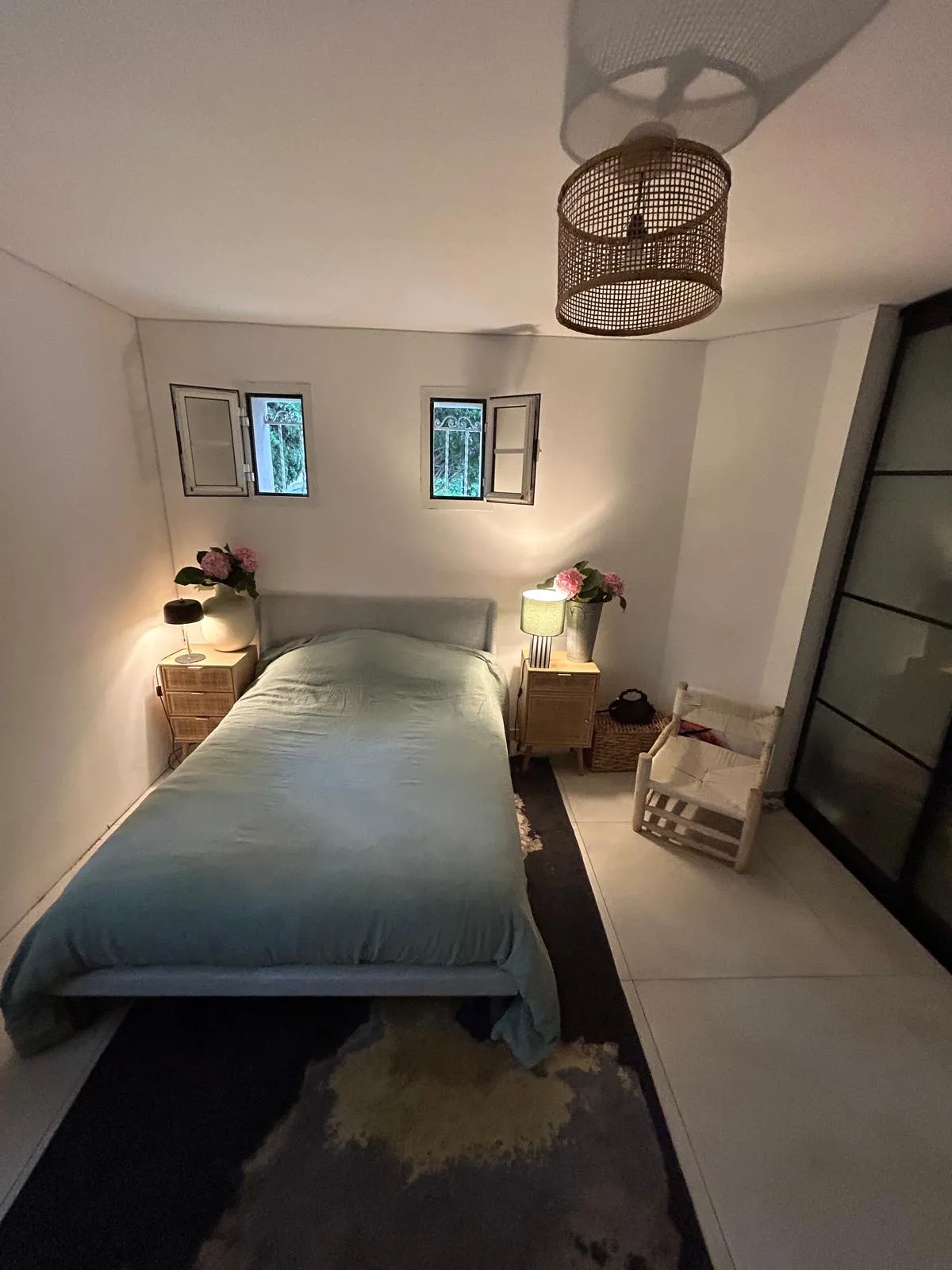 Première chambre de l'appartement de 11.8 m² avec placard.