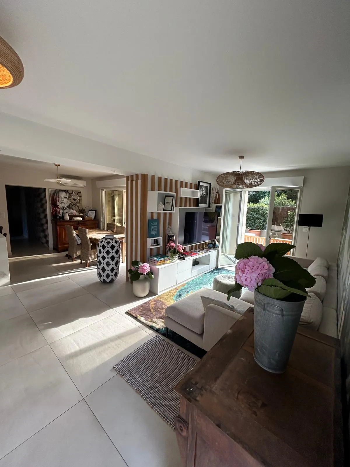 séjour de 42.5 m² avec beaucoup de lumière et d'espaces