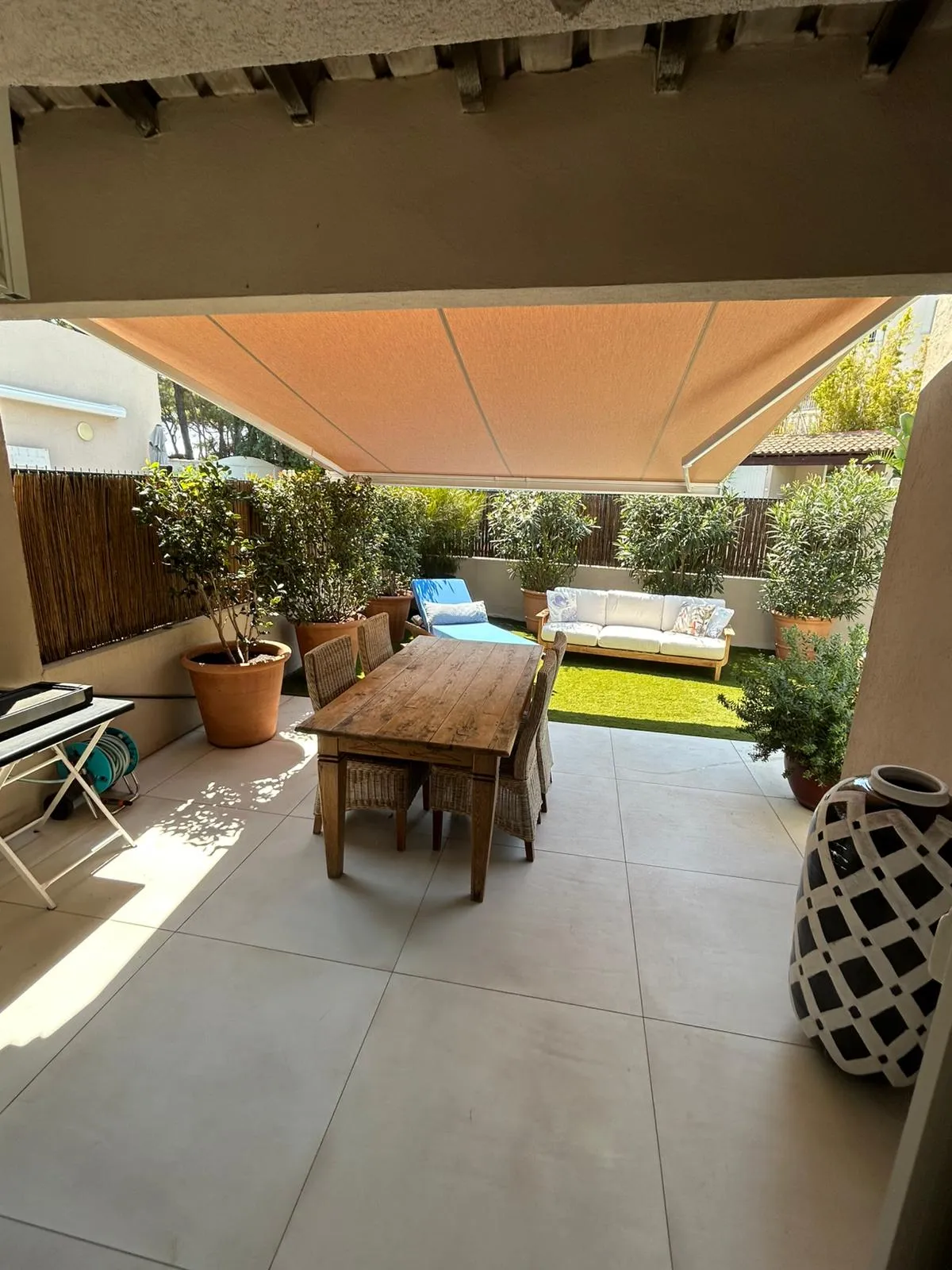 Grande terrasse couverte et jardin de 90 m².