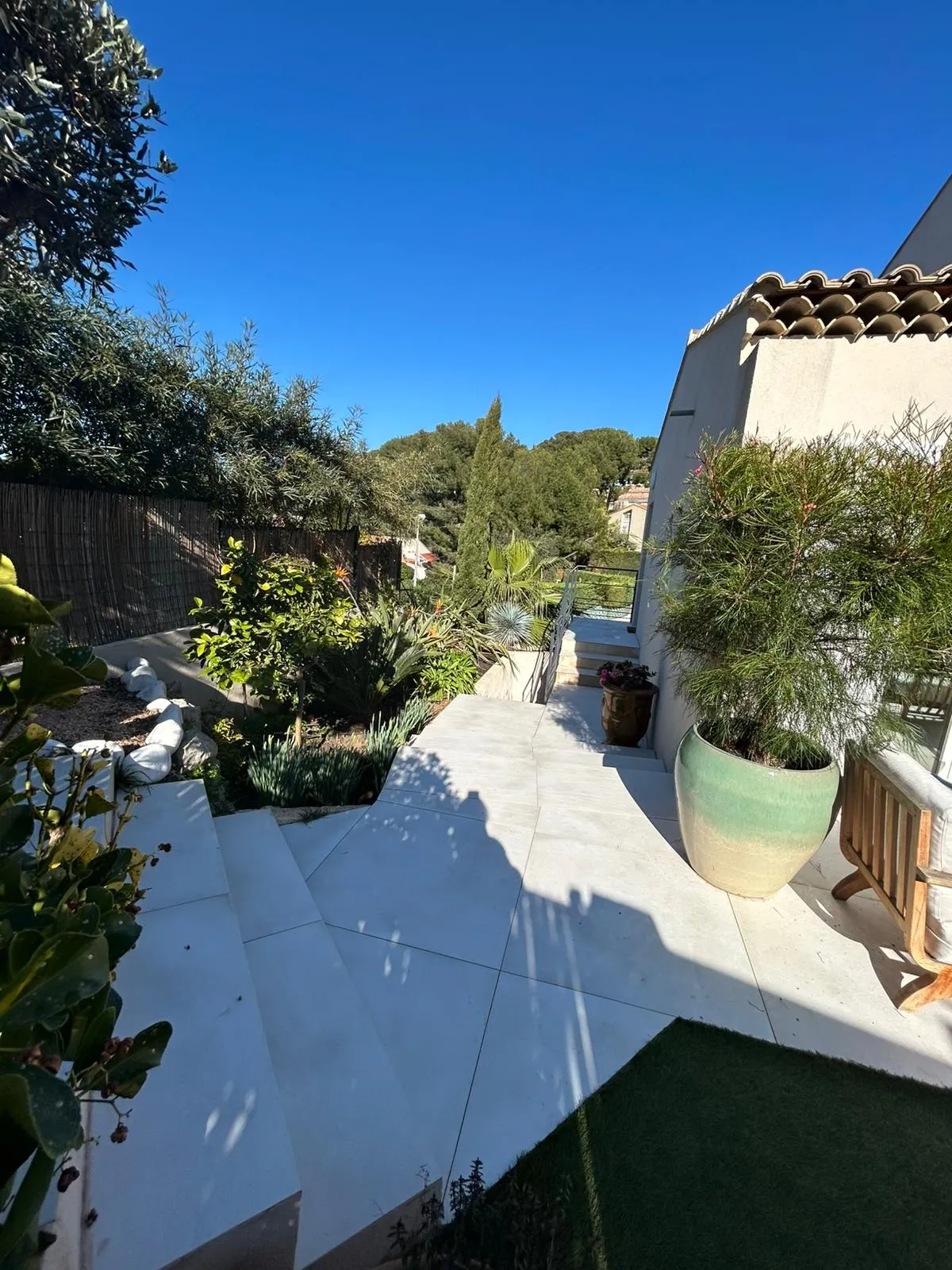 Des extérieurs de 90 m² avec un accès direct vers la piscine.