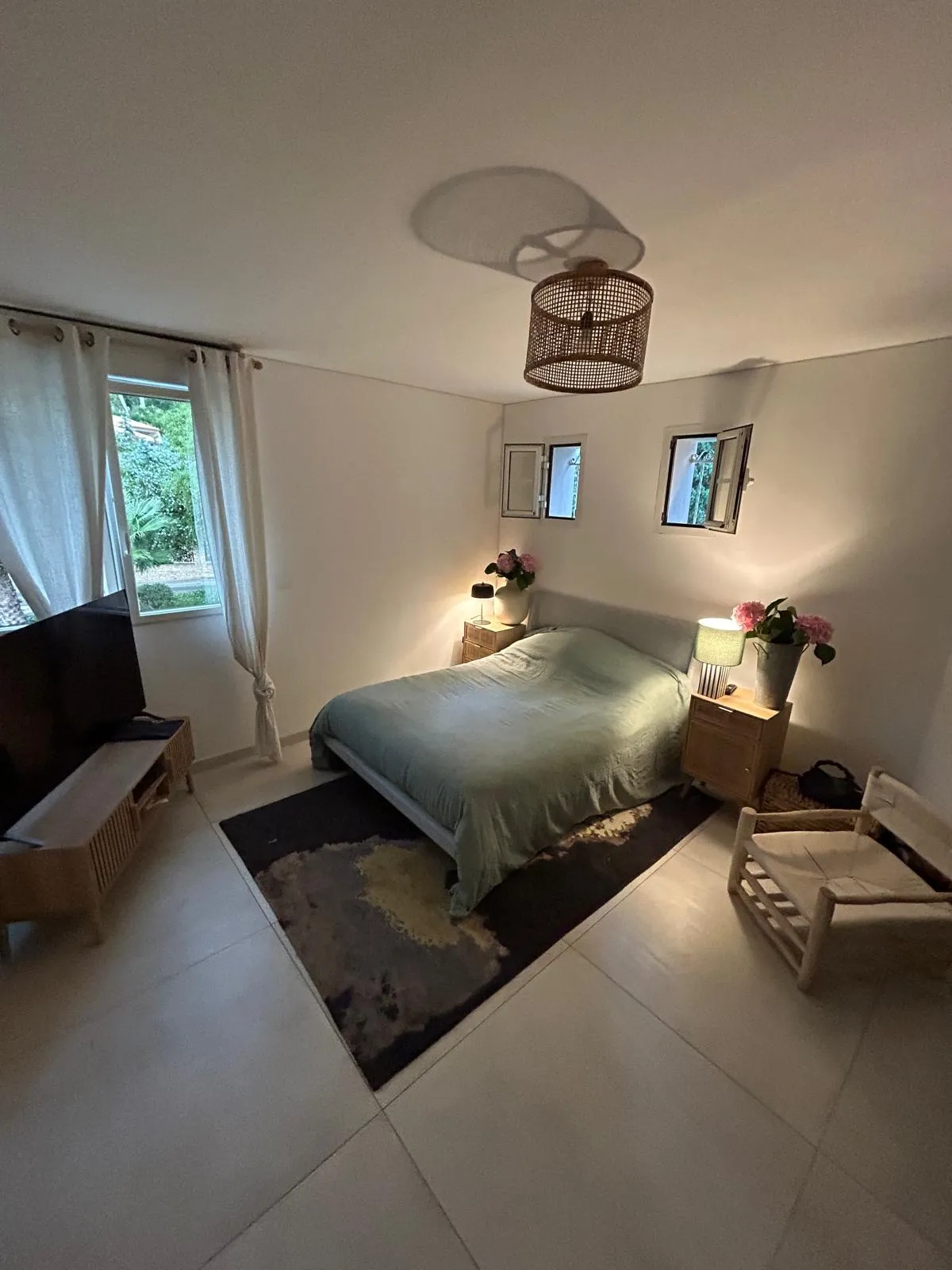 Première chambre de l'appartement de 11.8 m² avec placard.