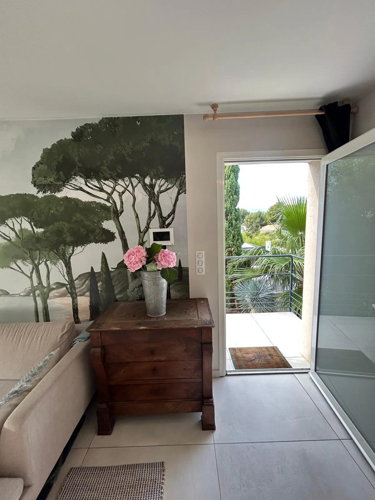 Grand séjour de 42.5 m² avec coin télévision, salle à manger et cuisine ouverte.