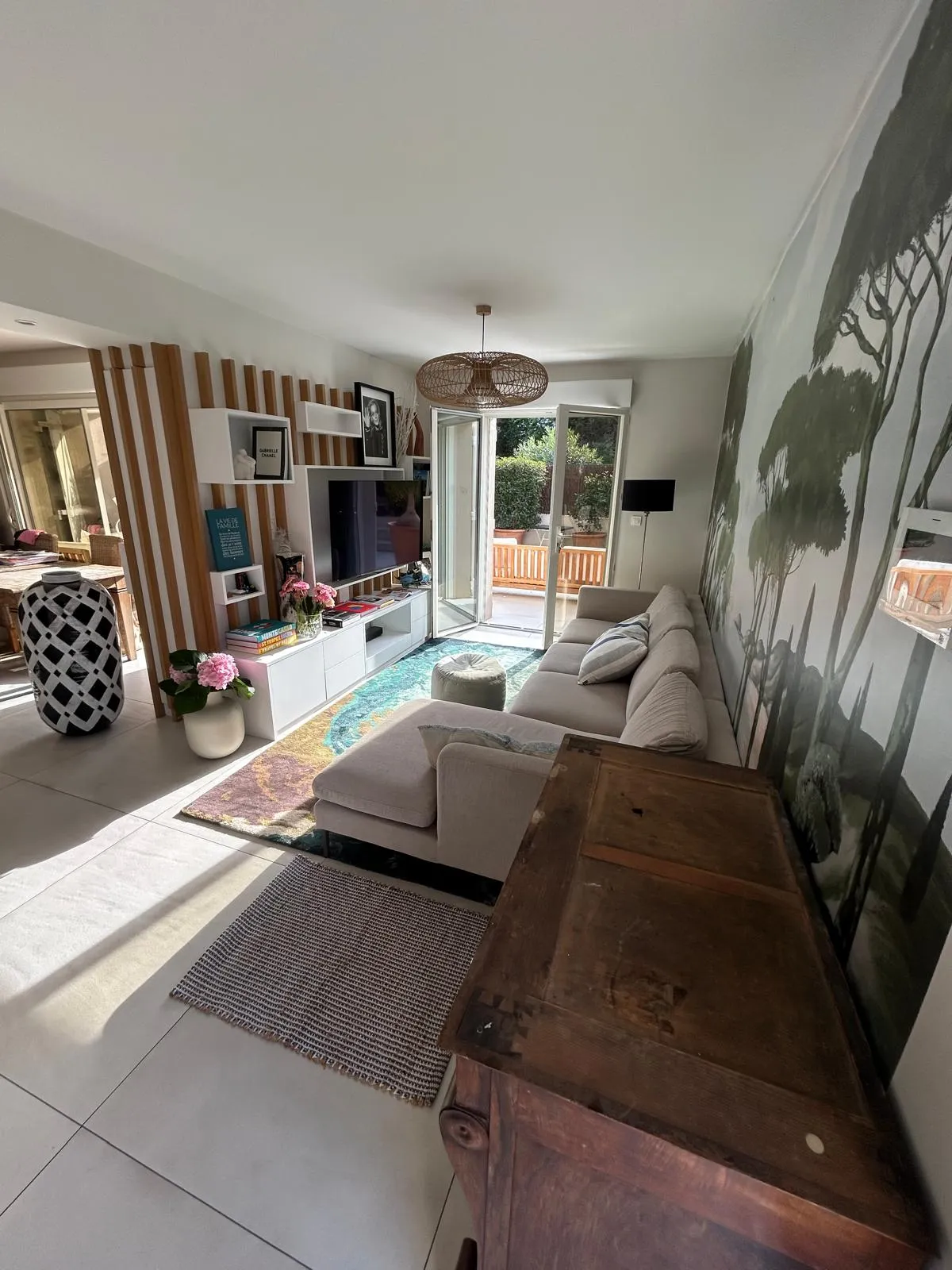 Grand séjour de 42.5 m² avec coin télévision, salle à manger et cuisine ouverte.