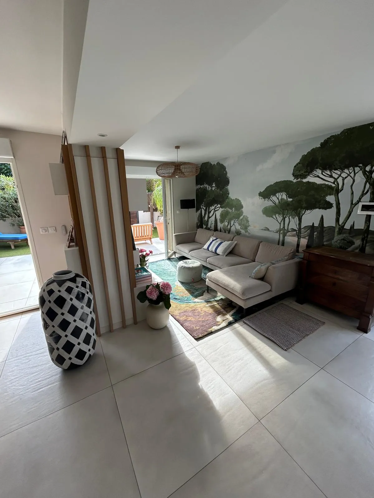 Grand séjour de 42.5 m² avec coin télévision, salle à manger et cuisine ouverte.