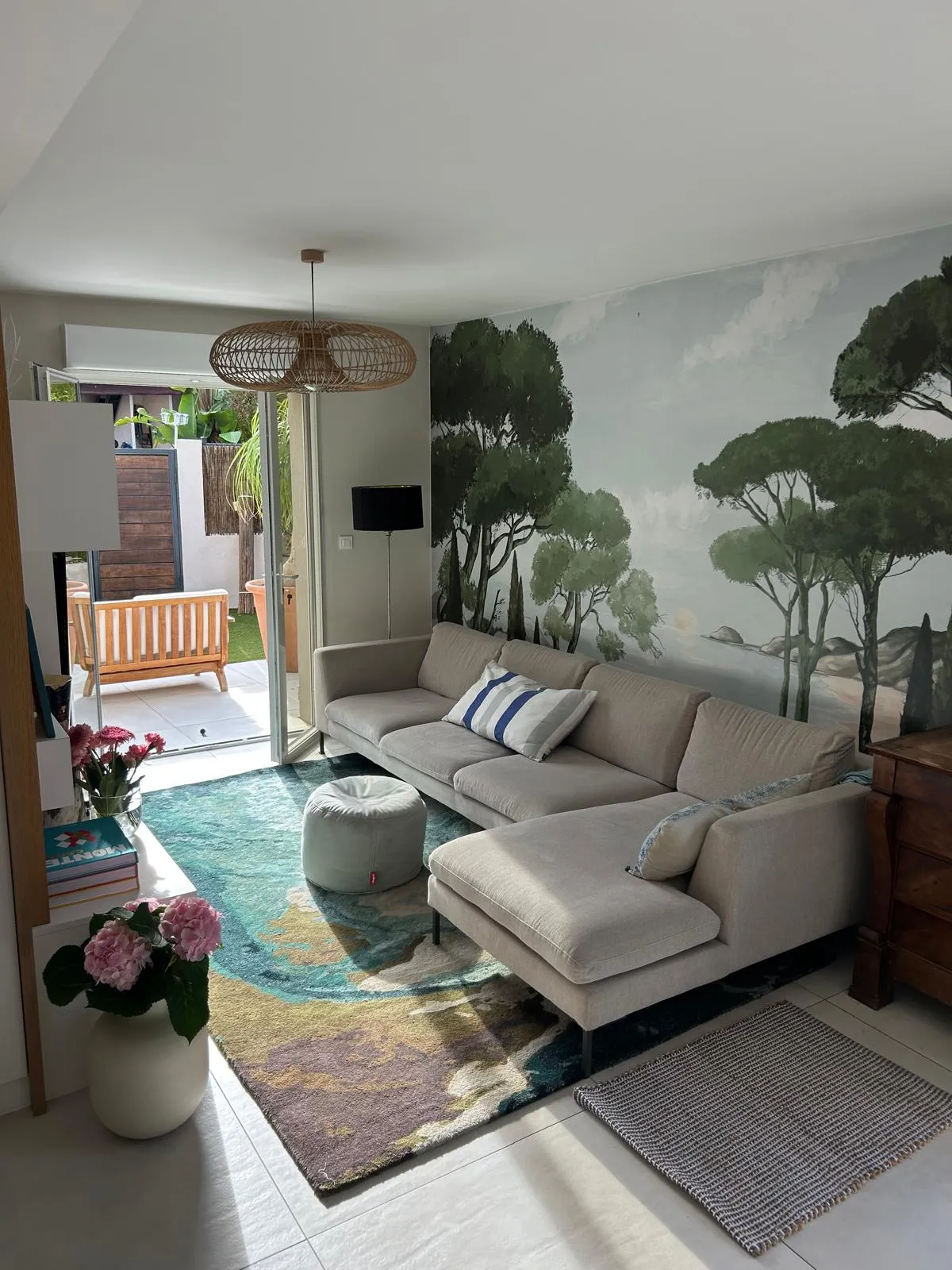 Grand séjour de 42.5 m² avec coin télévision, salle à manger et cuisine ouverte.