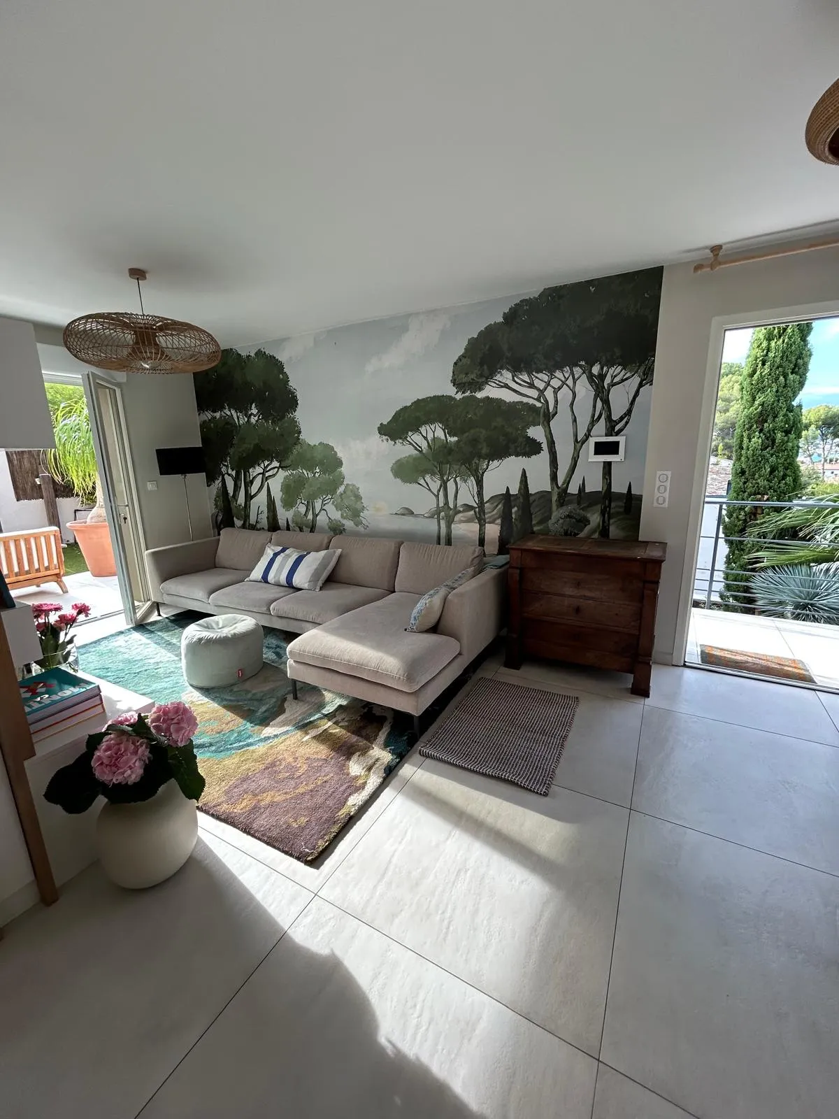 Grand séjour de 42.5 m² avec coin télévision, salle à manger et cuisine ouverte.