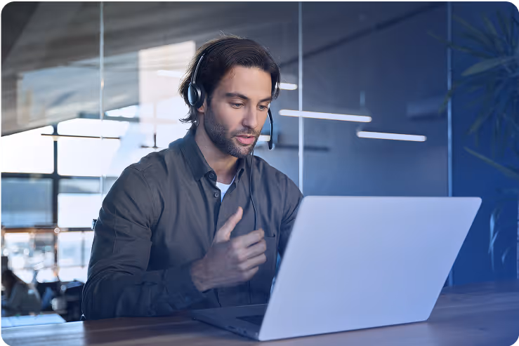 IT-Spezialist arbeitet konzentriert am Laptop – professionelle IT-Betreuung und Remote-Support für KMU