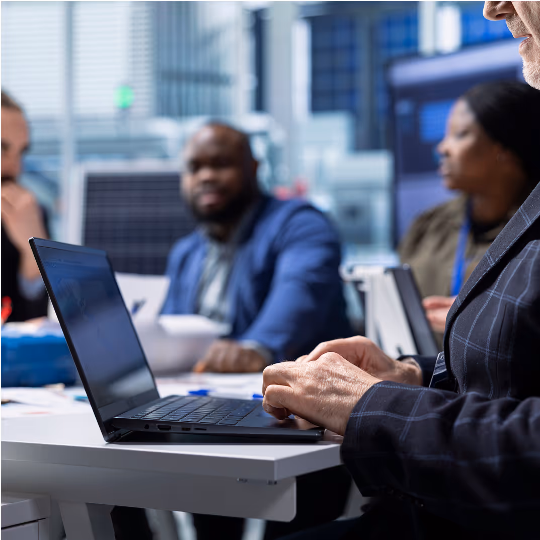 IT-Team vor Monitoren – Überwachung und Betrieb von IT-Systemen im Unternehmen