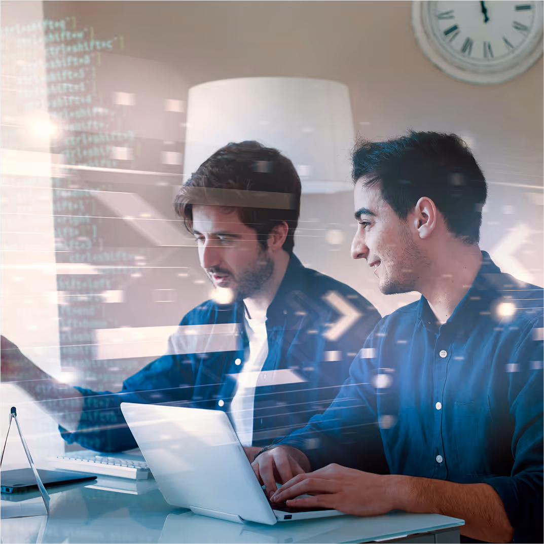 Mitarbeiter arbeiten gemeinsam am Laptop – Zusammenarbeit mit Hanovatech als externes IT-Team