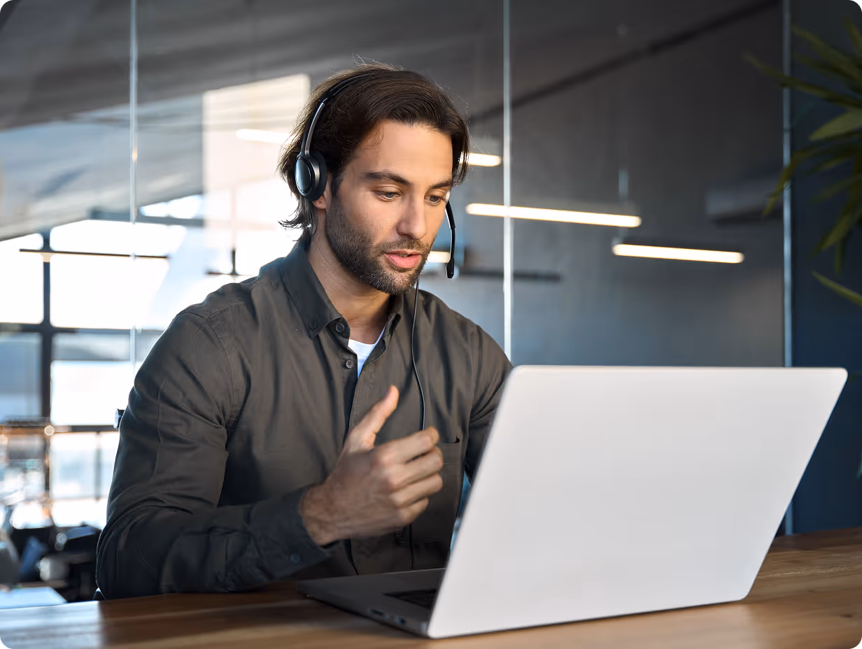 IT-Spezialist arbeitet am Laptop – Remote-Support und Managed IT-Services für KMU