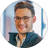 Porträt eines IT-Consultants mit Brille – IT-Beratung und Support bei Hanovatech