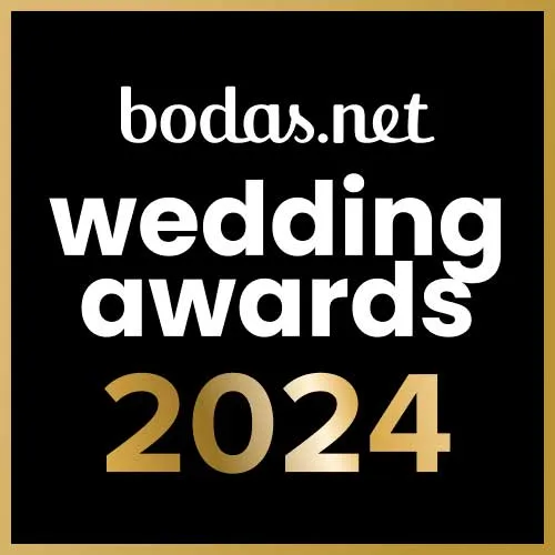 Logotipo de bodas.net Wedding Awards 2024 con texto blanco y dorado sobre fondo negro.