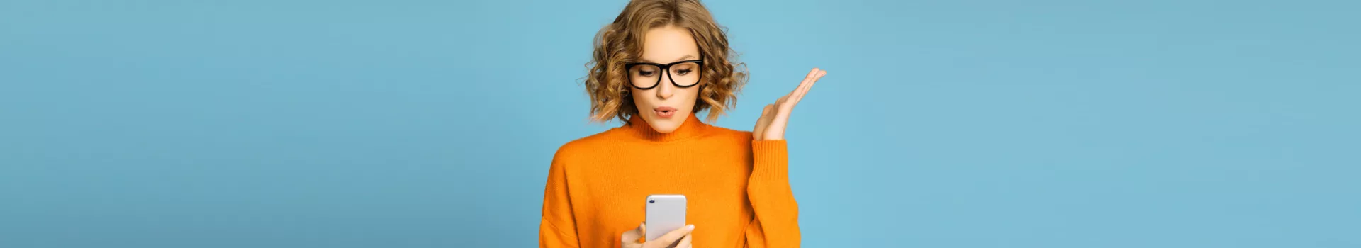 Frau hält ihr Handy