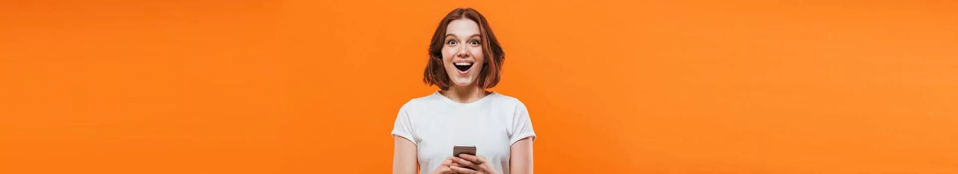 Femme tenant son téléphone