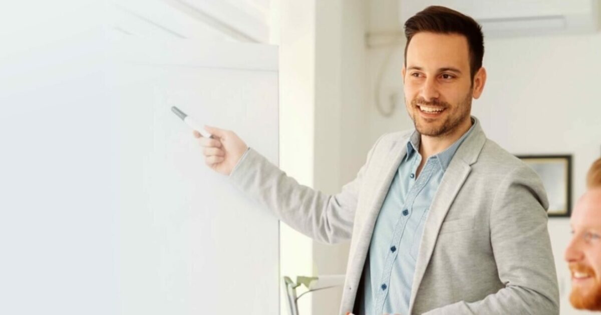 El equipo de COMCAVE muestra una presencia digital unificada en cientos de centros de formación con Uberall.