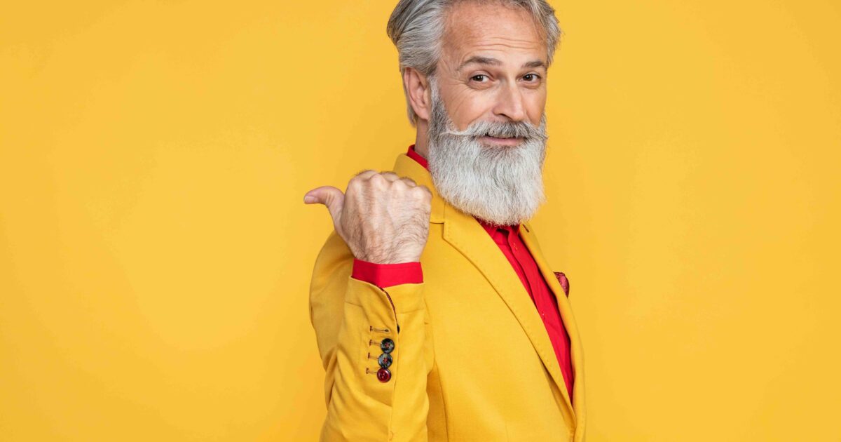 Un hombre que señala con el pulgar hacia el lado derecho