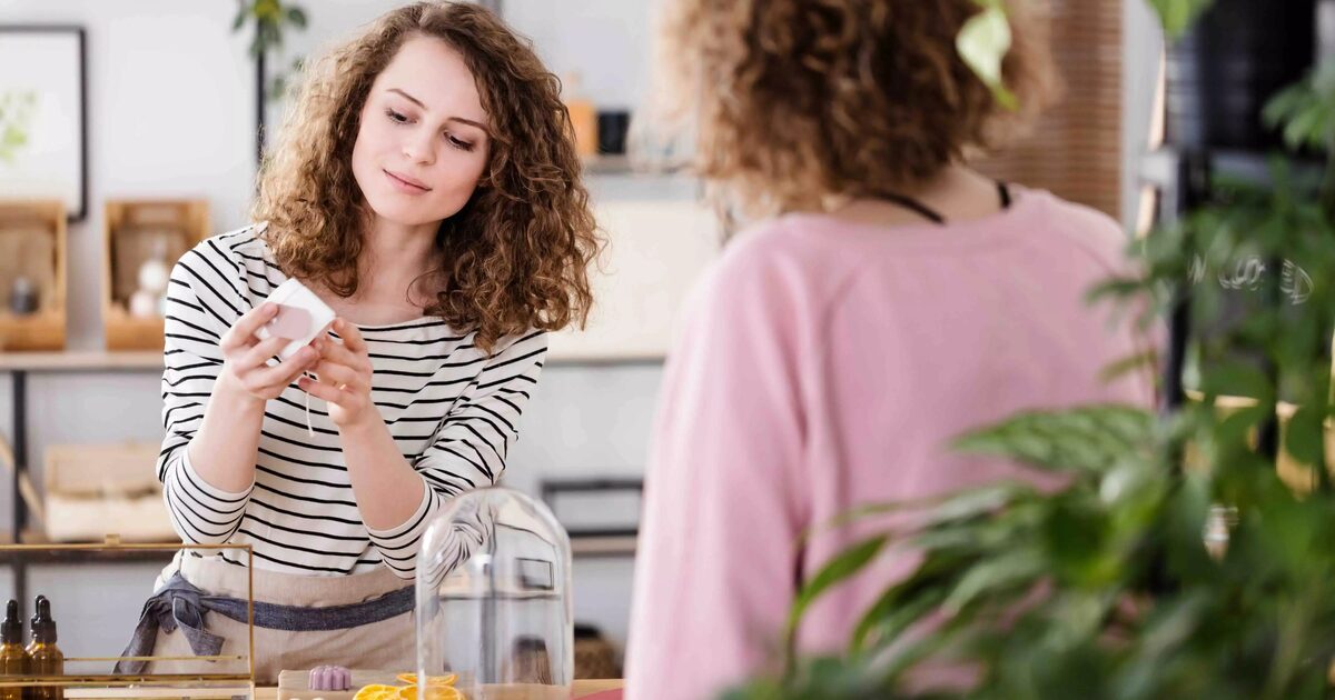 Zwei Frauen im Laden