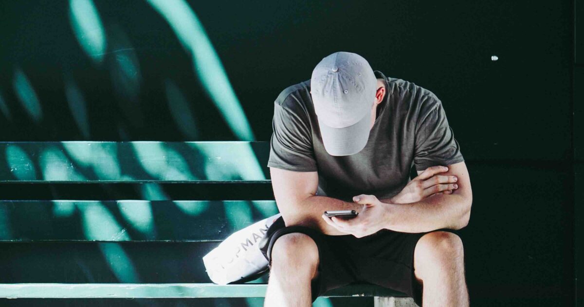 Un tipo mirando su teléfono