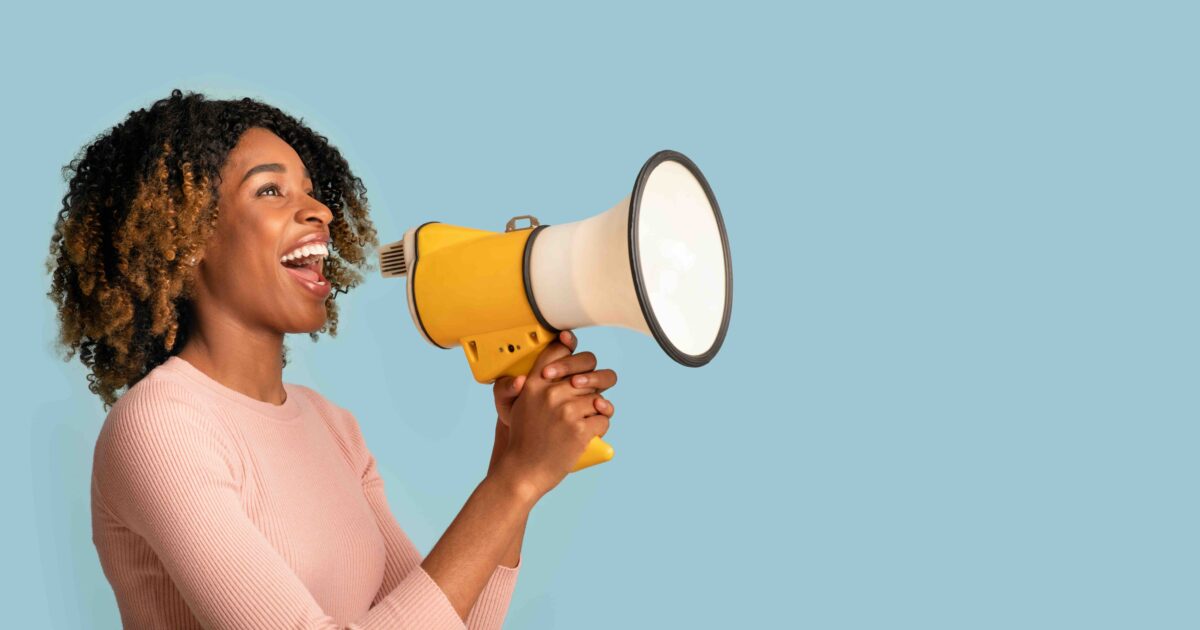 Femme parlant dans le mégaphone