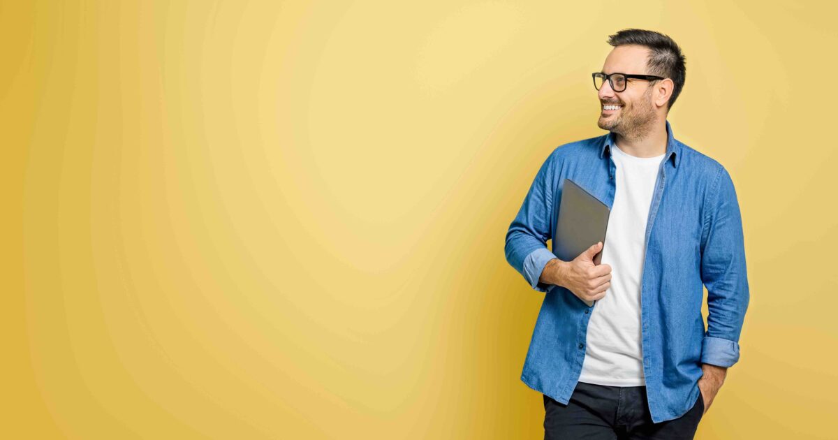 Typ, der ein Tablet hält