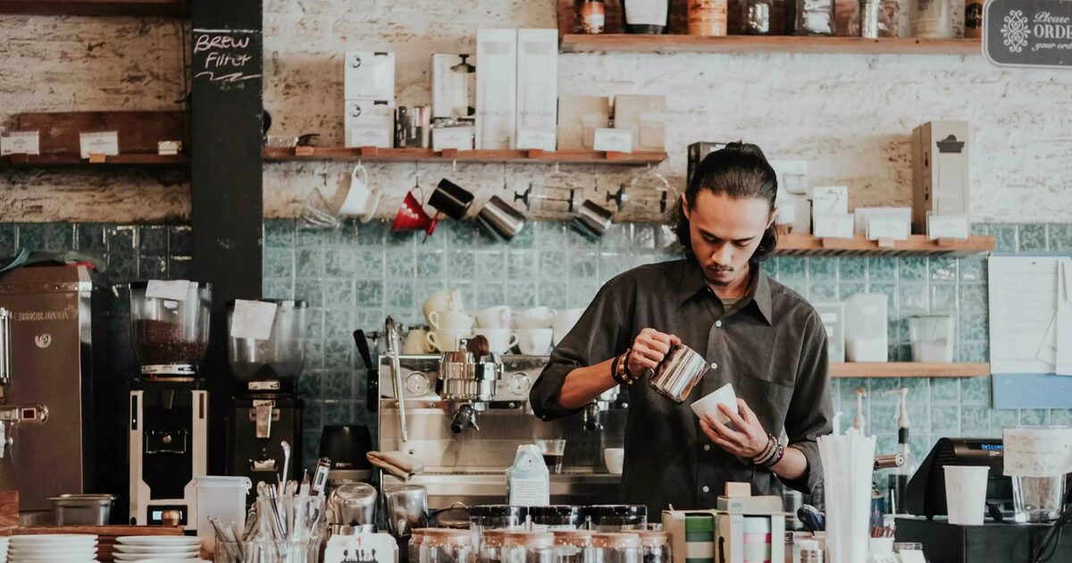 Barista haciendo café