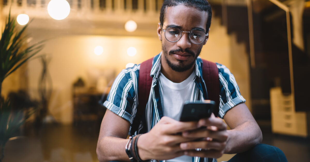 Chico que usa teléfono celular