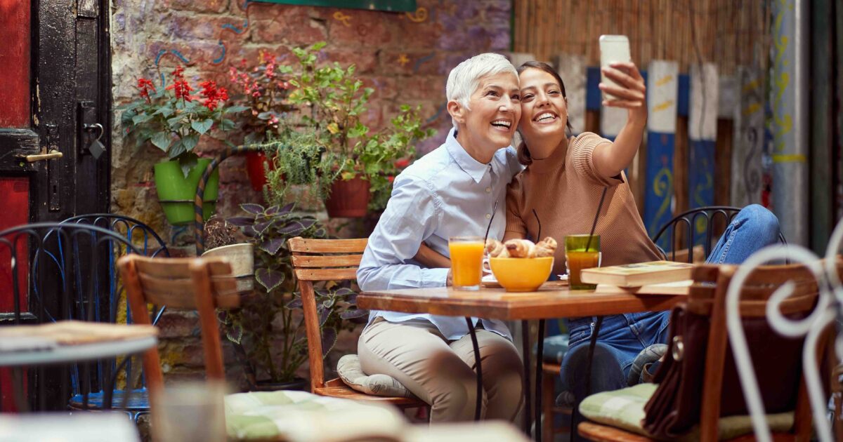 2 Mujer tomando una selfie