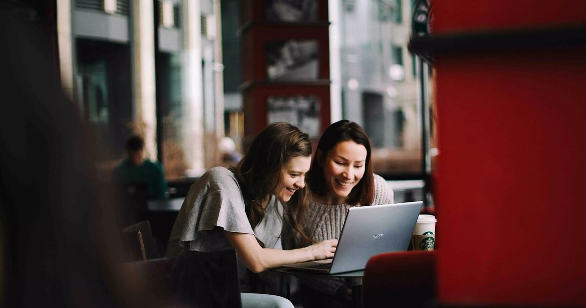 Dos chicas en el portátil
