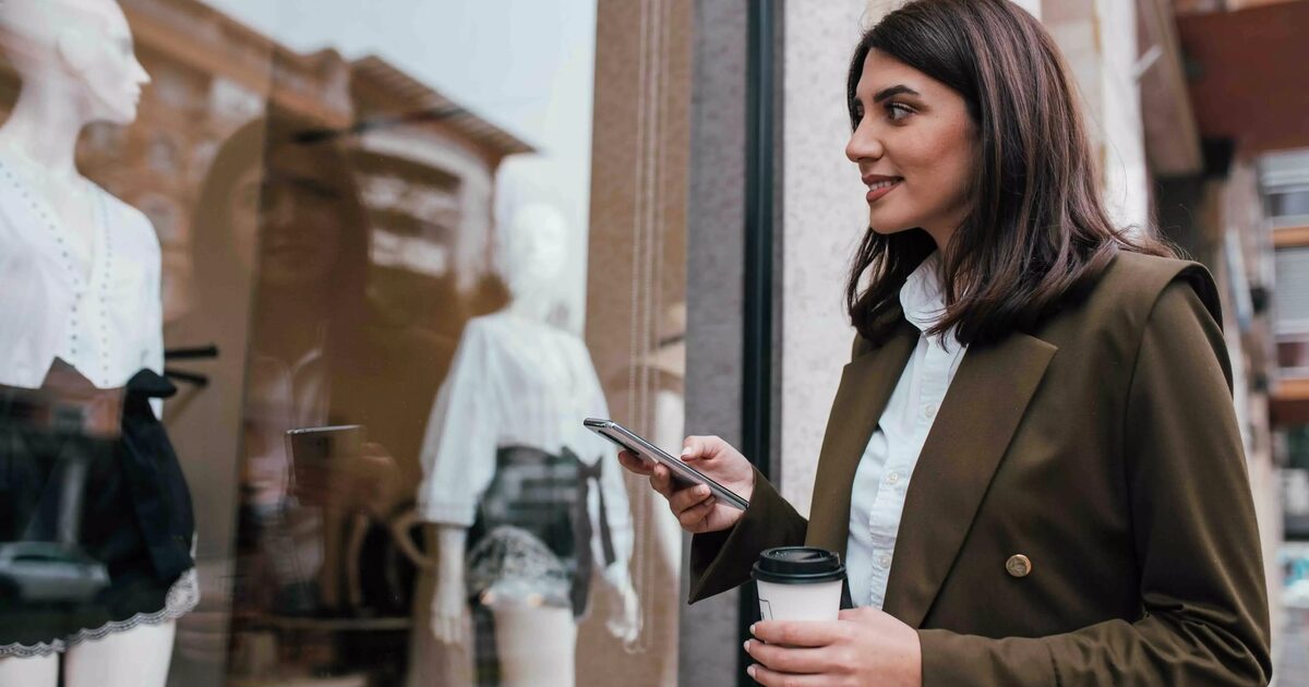 Mujer que sostiene una taza de café