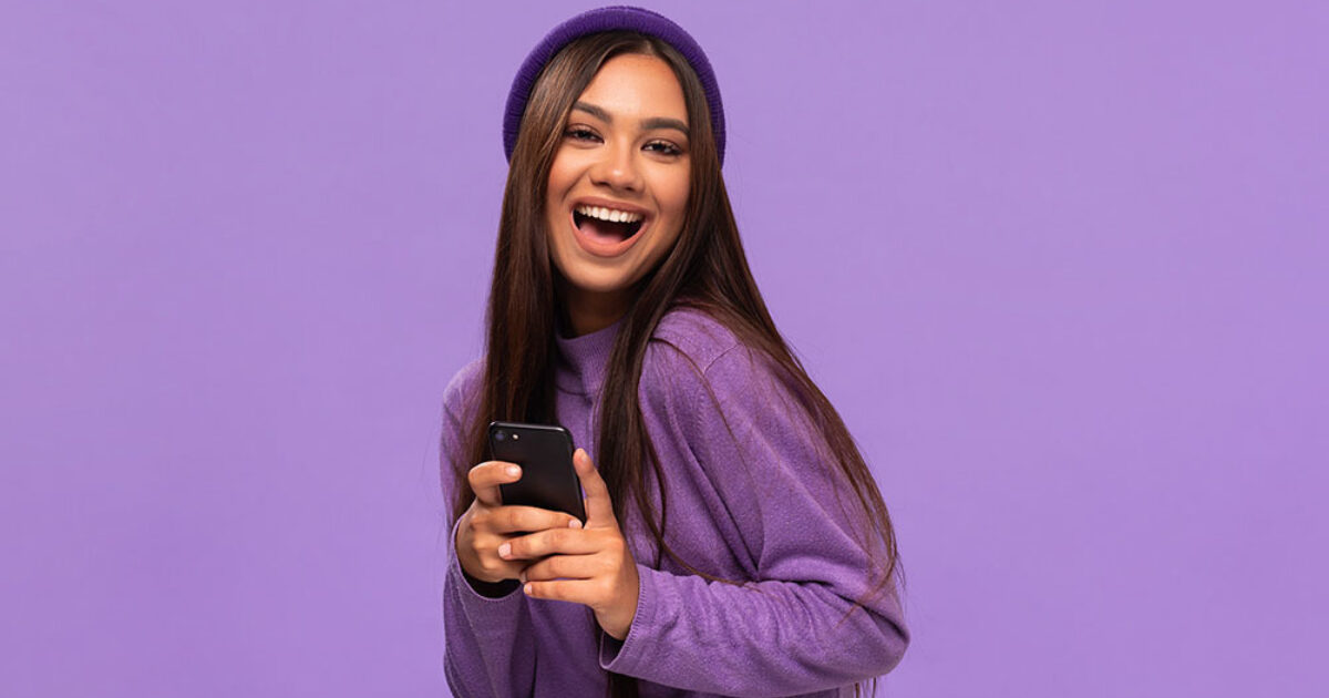 Ragazza tutta in viola con in mano il telefono