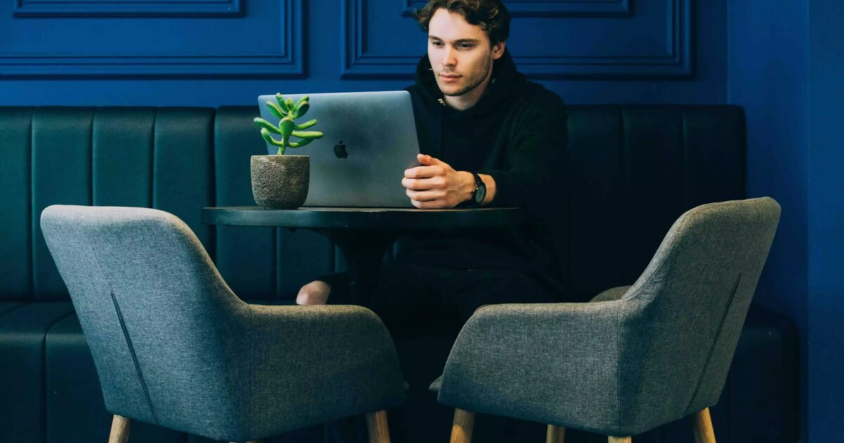 Un tipo trabajando en su portátil