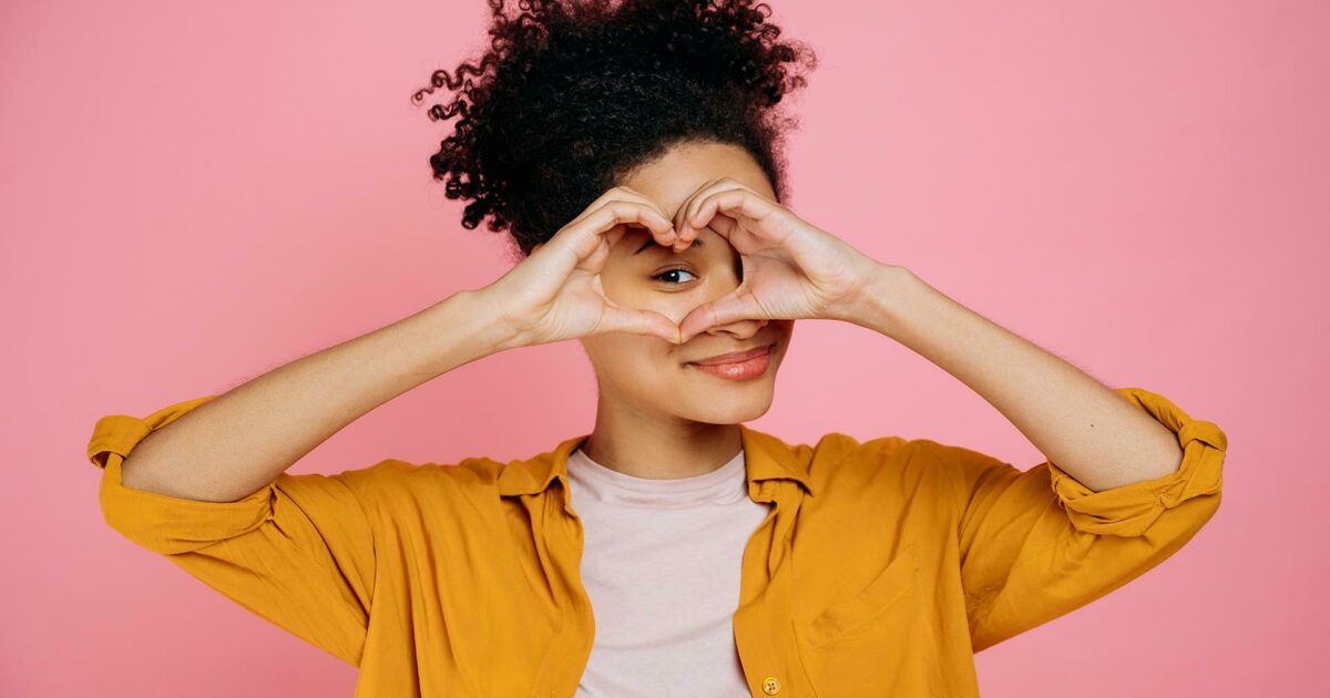 Mujer haciendo un corazón con sus manos