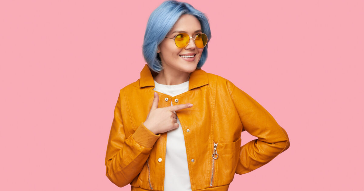 Femme pointant vers le côté