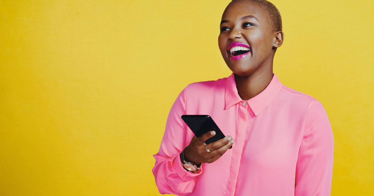 Frau hält ihr Handy