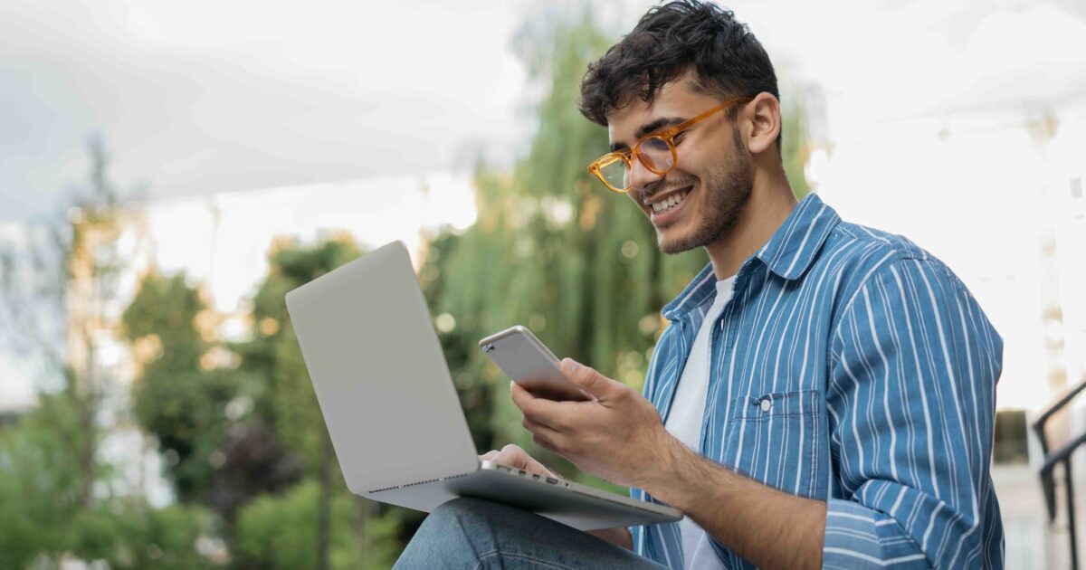 Un tipo mirando su teléfono